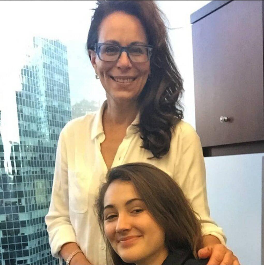 Jane Kaczmarek with daughter picture